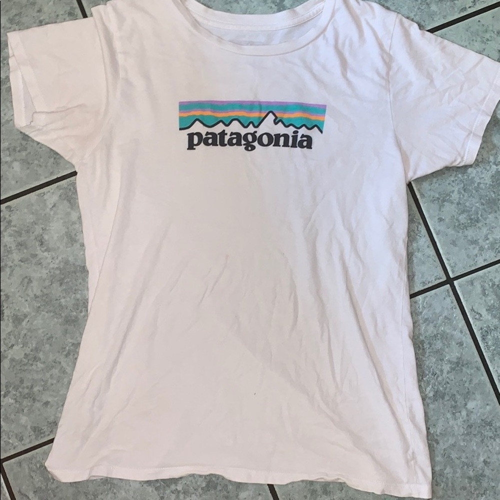 white PATAGONIA T-shirt! ✅